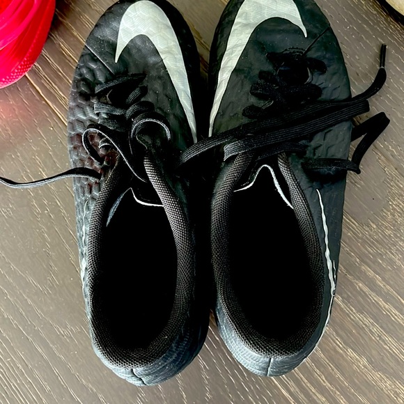 Boys Nike soccer cleats in good used condition. Black color with white swoosh. - Picture 1 of 3